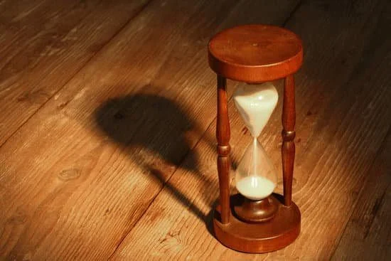 Image of sand running through an hour glass to represent an impending deadline.