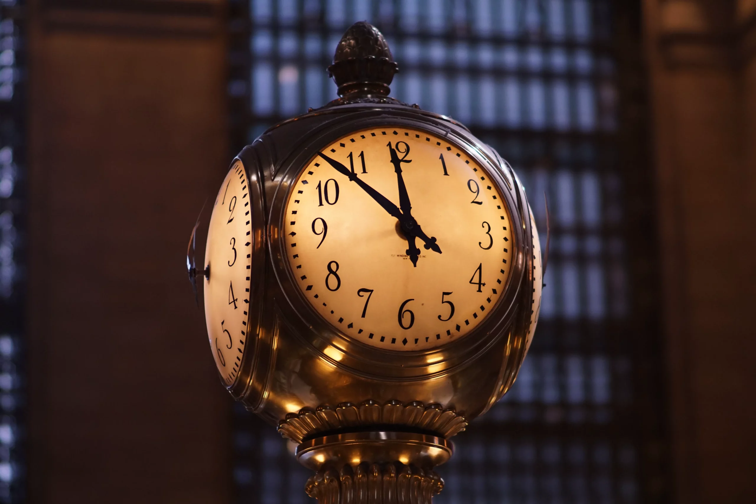 round street clock showing the time ticking away for time management techniques.