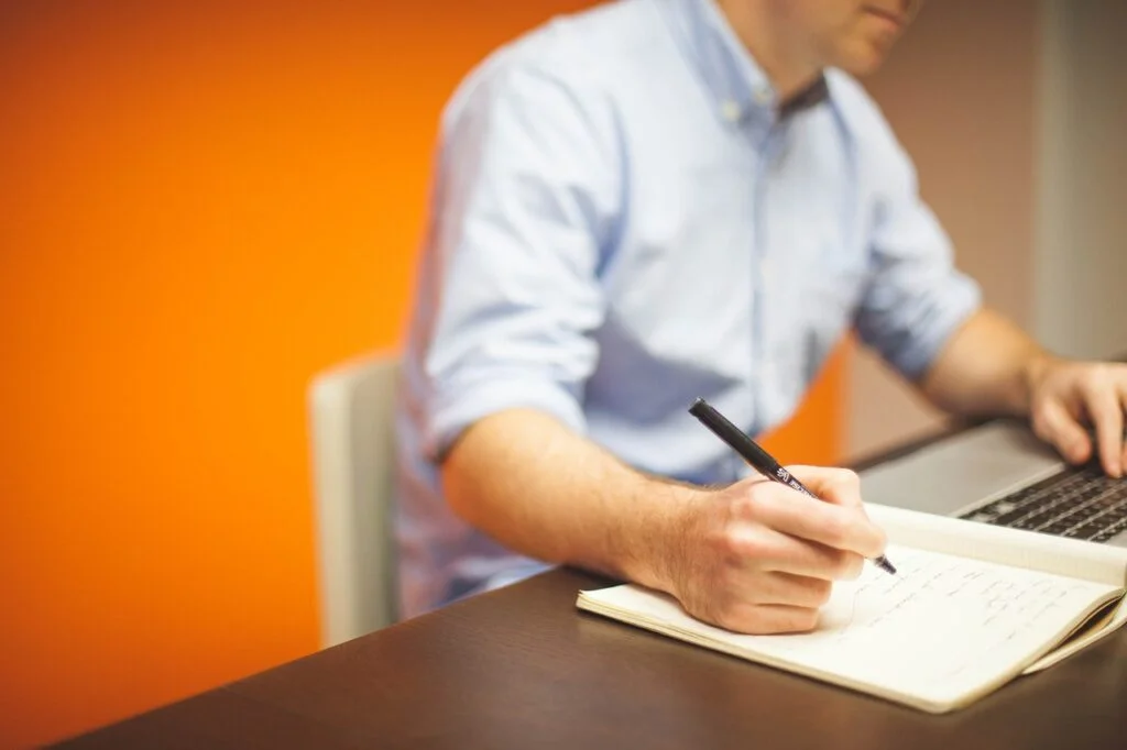 person writing down the  steps for the rapid planning method.