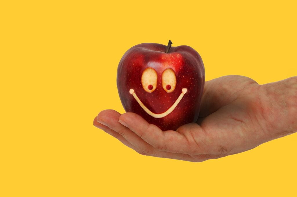 apple, hand, smile-8056182.jpg